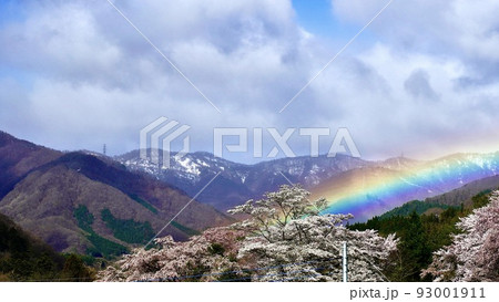 虹と桜と山が見える群馬県猿ヶ京の風景 虹と桜と山が見える群馬県猿ヶ京の風景 93001911