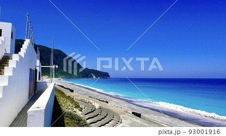 伊豆諸島新島のメインゲートと青い海岸 93001916