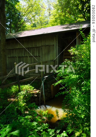 水車小屋に光が差す　舞丘公園の水車小屋 93003082