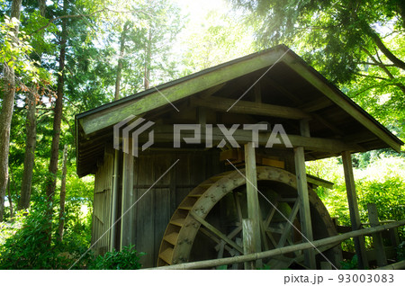 水車小屋に光が差す 舞丘公園の水車小屋 水車小屋に光が差す 舞丘公園の水車小屋 93003083