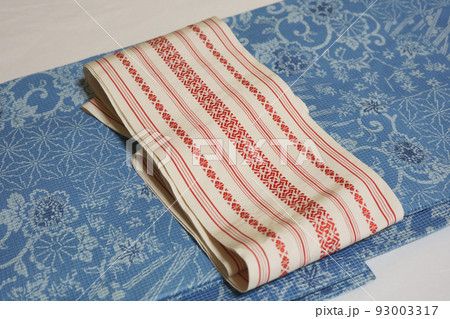 床に置かれた夏の着物、高級浴衣の絹紅梅のコーディネート　着まわし　 93003317