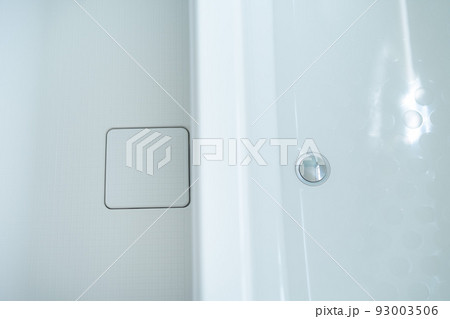 浴室の浴槽と排水口 93003506