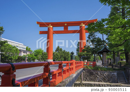 京都 平安神宮の大鳥居と慶流橋(けいりゅうばし). 京都 平安神宮の大鳥居と慶流橋(けいりゅうばし). 93003511