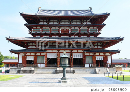 奈良市の世界文化遺産薬師寺の金堂が壮観 93003900