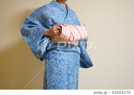 浴衣(絹紅梅)の帯を締める女性　帯結びをする女性　顔無し 93004270