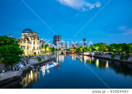 広島8月6日、原爆惨禍の日です。原爆ドームと元安橋付近の風景です。慰霊の灯篭流しが行われています。 広島8月6日、原爆惨禍の日です。原爆ドームと元安橋付近の風景です。慰霊の灯篭流しが行われています。 93004497