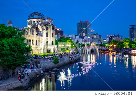 広島8月6日、原爆惨禍の日です。原爆ドームと元安橋付近の風景です。慰霊の灯篭流しが行われています。 93004501