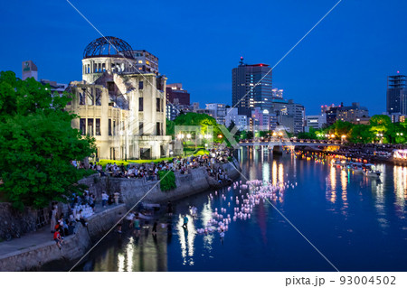 広島8月6日、原爆惨禍の日です。原爆ドームと元安橋付近の風景です。慰霊の灯篭流しが行われています。 93004502