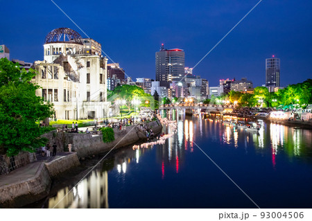 広島8月6日、原爆惨禍の日です。原爆ドームと元安橋付近の風景です。慰霊の灯篭流しが行われています。 広島8月6日、原爆惨禍の日です。原爆ドームと元安橋付近の風景です。慰霊の灯篭流しが行われています。 93004506