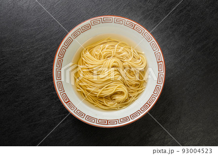普通の醤油ラーメン Food of soy sauce ramen Japan 普通の醤油ラーメン Food of soy sauce ramen Japan 93004523