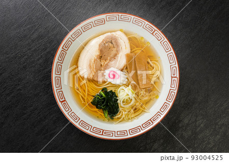 普通の醤油ラーメン Food of soy sauce ramen Japan 普通の醤油ラーメン Food of soy sauce ramen Japan 93004525