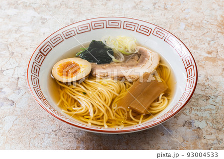 普通の醤油ラーメン　Food of soy sauce ramen Japan 93004533