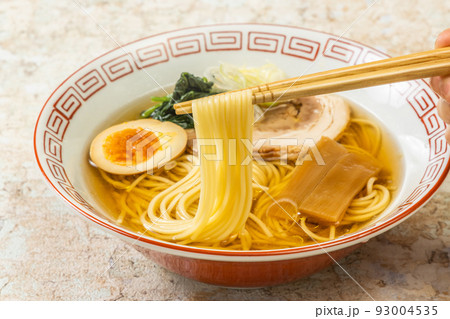 普通の醤油ラーメン　Food of soy sauce ramen Japan 93004535