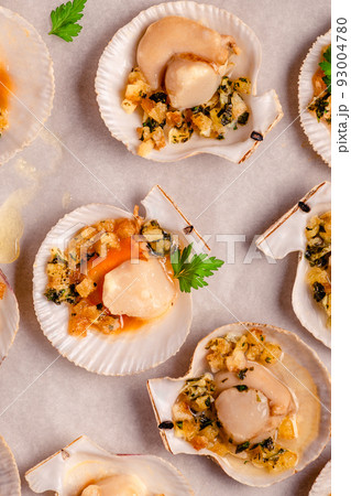 Cooked scallops with sauce Cooked scallops with sauce 93004780