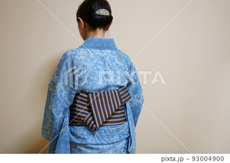 浴衣(絹紅梅)に半幅帯を「貝の口」に結んだ女性の後ろ姿 浴衣(絹紅梅)に半幅帯を「貝の口」に結んだ女性の後ろ姿 93004900