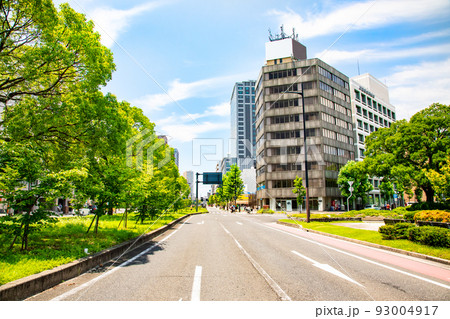 平和大通りの田中町交差点から国道2号線方面を展望しています。ヒルトンホテルが見えます。広島県 平和大通りの田中町交差点から国道2号線方面を展望しています。ヒルトンホテルが見えます。広島県 93004917