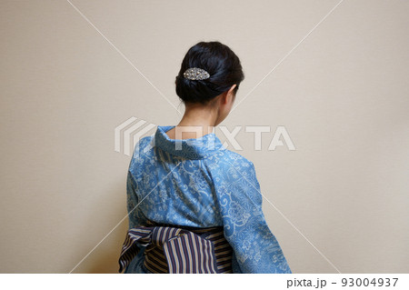 浴衣(絹紅梅)に半幅帯を文庫結びににした女性の後ろ姿 浴衣(絹紅梅)に半幅帯を文庫結びににした女性の後ろ姿 93004937