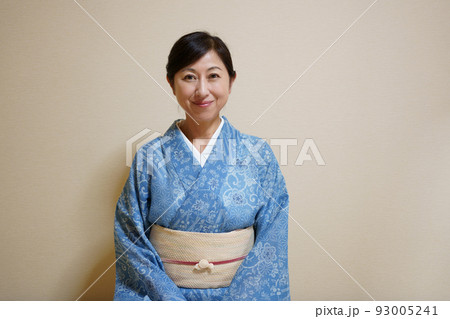 浴衣(高級浴衣の絹紅梅)を着た中年女性 半襟と名古屋帯でよそ