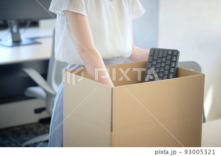 段ボールに荷物をまとめる女性 写真素材 段ボールに荷物をまとめる女性 写真素材 93005321