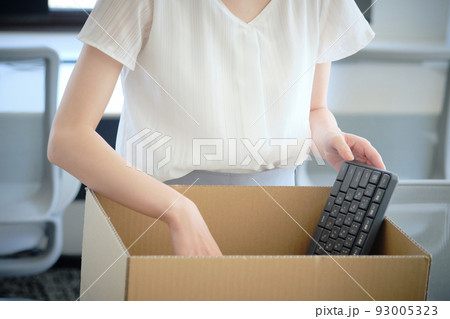 段ボールに荷物をまとめる女性　写真素材 93005323