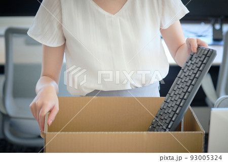 段ボールに荷物をまとめる女性の写真素材 93005324