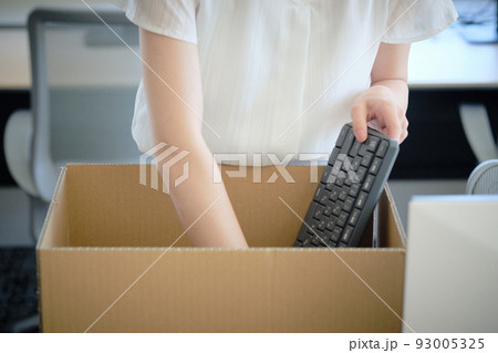 段ボールに荷物をまとめる女性　写真素材 93005325