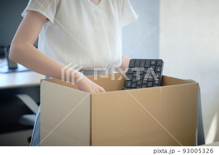 段ボールに荷物をまとめる女性の写真素材 段ボールに荷物をまとめる女性の写真素材 93005326