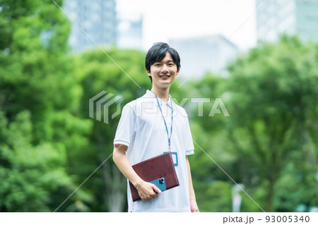 半袖カジュアル姿の新人スタッフ 93005340