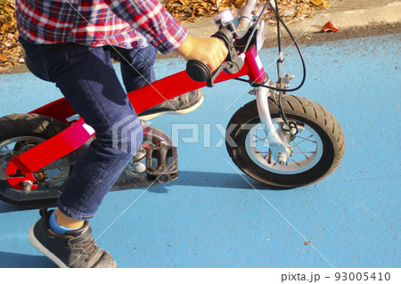 ペダル付きキックバイクに乗る子供(4歳児/男の子) 93005410