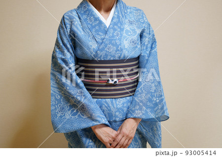 浴衣(絹紅梅)を着た女性　半襟あり　帯締め帯留めあり　顔無し 93005414