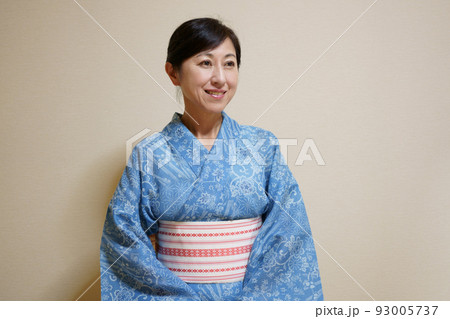 浴衣(高級浴衣の絹紅梅)を着た中年女性　半襟なしのカジュアルな着こなし 93005737
