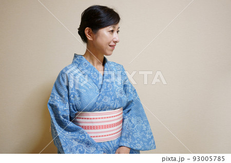浴衣(高級浴衣の絹紅梅)を着た中年女性 半襟なしのカジュアルな着こなし 浴衣(高級浴衣の絹紅梅)を着た中年女性 半襟なしのカジュアルな着こなし 93005785