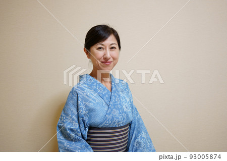 浴衣(高級浴衣の絹紅梅)を着た中年女性　半襟なしのカジュアルな着こなし 93005874