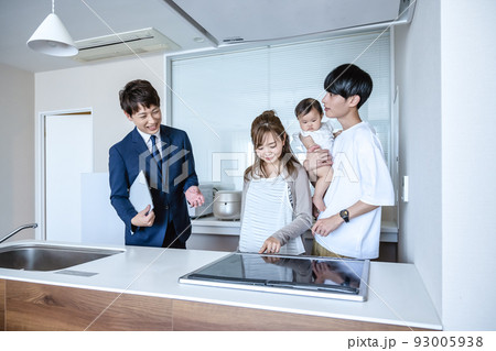 マンションの内観確認をする夫婦　キッチン 93005938