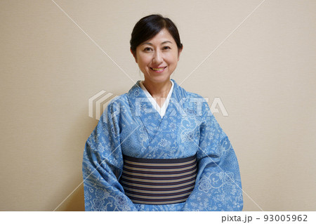 浴衣(高級浴衣の絹紅梅)を着た中年女性　半襟あり 93005962