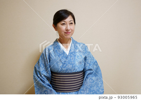 浴衣(高級浴衣の絹紅梅)を着た中年女性 半襟あり 浴衣(高級浴衣の絹紅梅)を着た中年女性 半襟あり 93005965