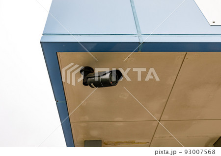 軒天井のケイカル版に設置された防犯カメラ 93007568