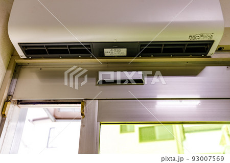 防虫対策 入口自動ドアに連動するエアーカーテン 防虫対策 入口自動ドアに連動するエアーカーテン 93007569