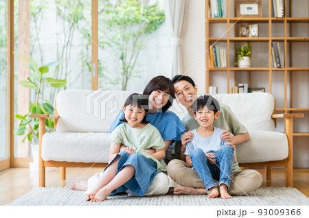 リビングでくつろぐ家族 93009366