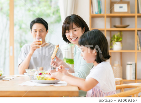 リビングで朝食をとる家族 93009367