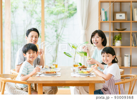 リビングで朝食をとる家族 93009368