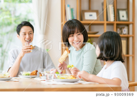 リビングで朝食をとる家族 93009369