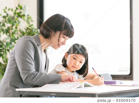 学習塾で勉強する女の子 学習塾で勉強する女の子 93009370