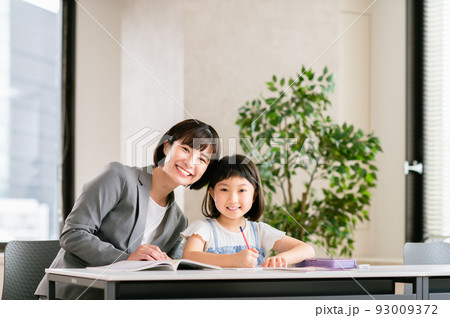 学習塾で勉強する女の子 93009372