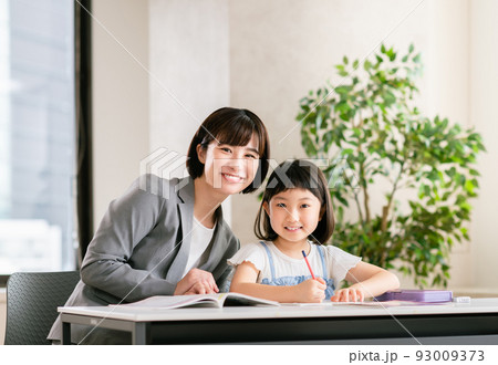 学習塾で勉強する女の子 学習塾で勉強する女の子 93009373