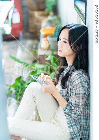 女性 リビング スマホ ライフスタイル 女性 リビング スマホ ライフスタイル 93010163