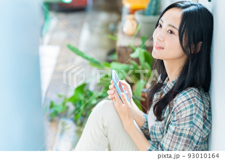 女性 リビング スマホ ライフスタイル 女性 リビング スマホ ライフスタイル 93010164