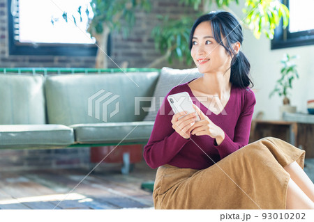 女性　ライフスタイル　スマホ　リビング　ニューノーマル 93010202