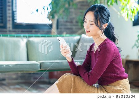 女性　ライフスタイル　スマホ　リビング　ニューノーマル 93010204