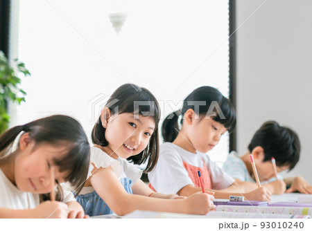 学習塾で勉強する小学生 学習塾で勉強する小学生 93010240